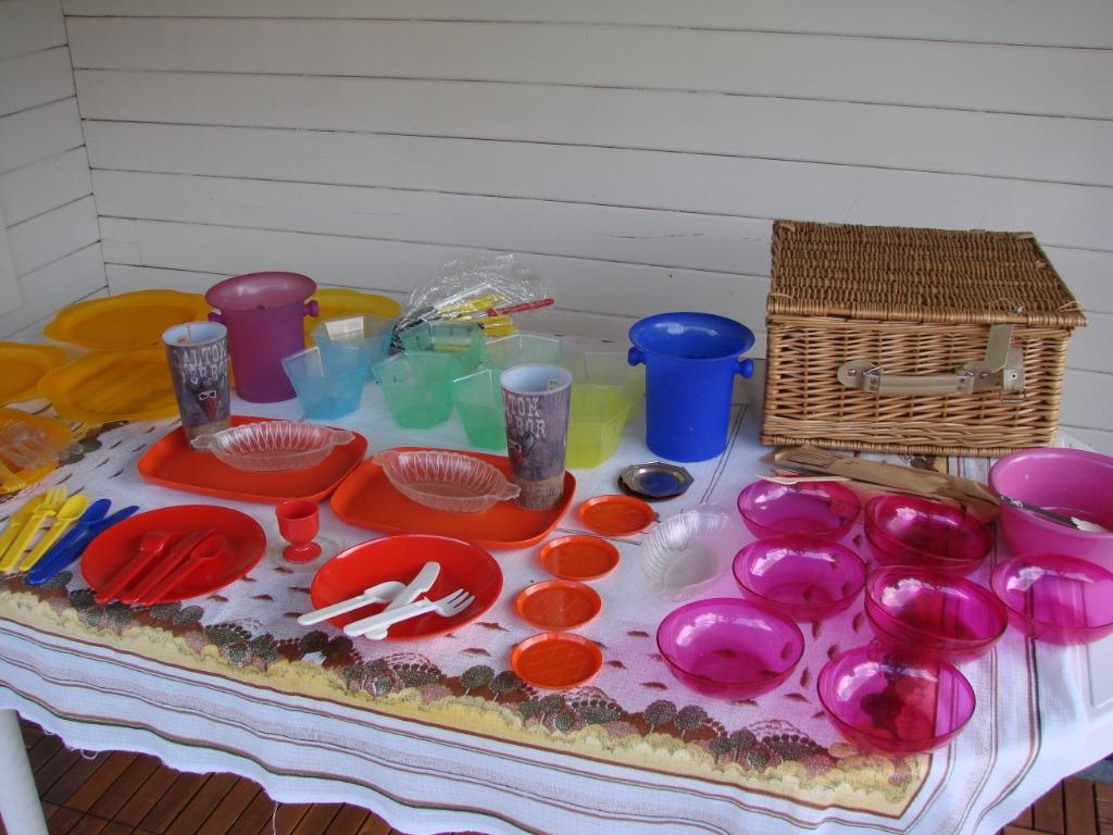 picknick mand en eetgerief plastiek, Hobby en Vrije tijd, Picknickmanden, Ophalen, Gebruikt