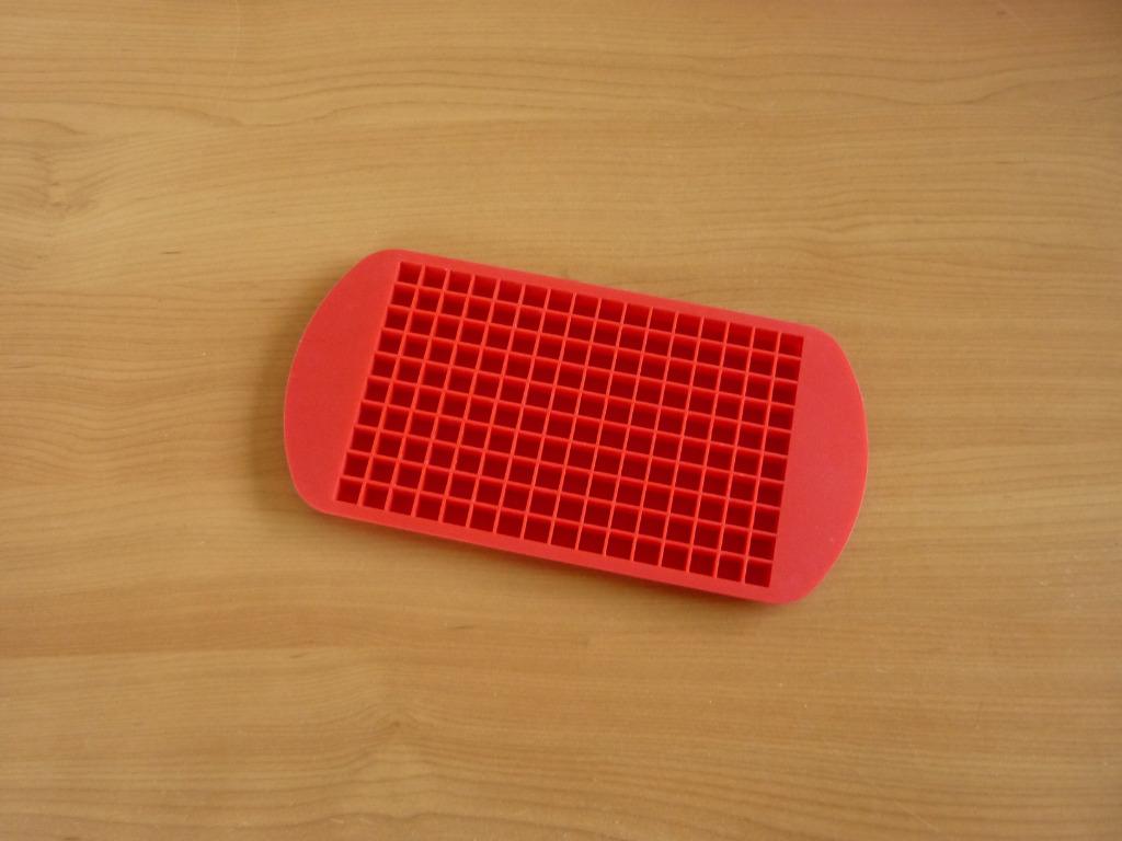 Rode vierkantjes kubussen ijsklontjesvorm ijsblokjesvorm, Huis en Inrichting, Keuken | Tupperware, Ophalen of Verzenden