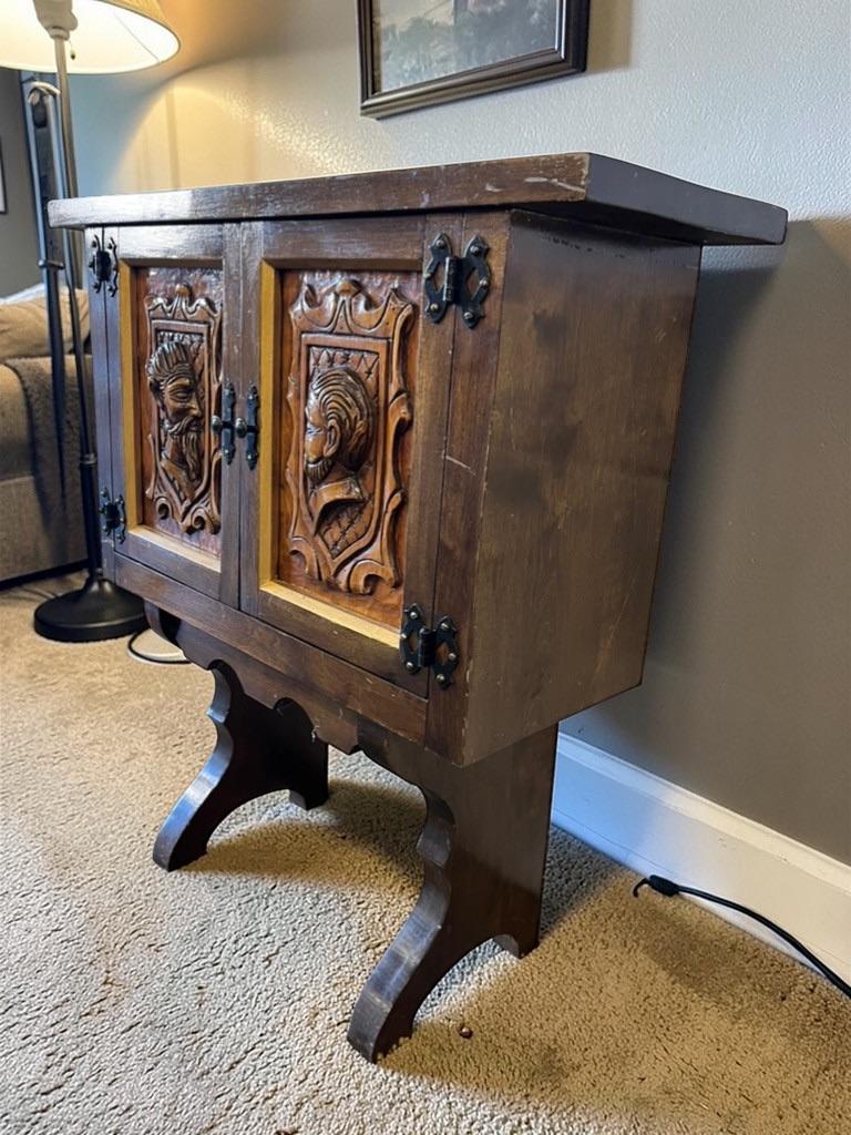 Vintage houten kastje met Middeleeuws accent, Antiek en Kunst, Curiosa en Brocante, Ophalen