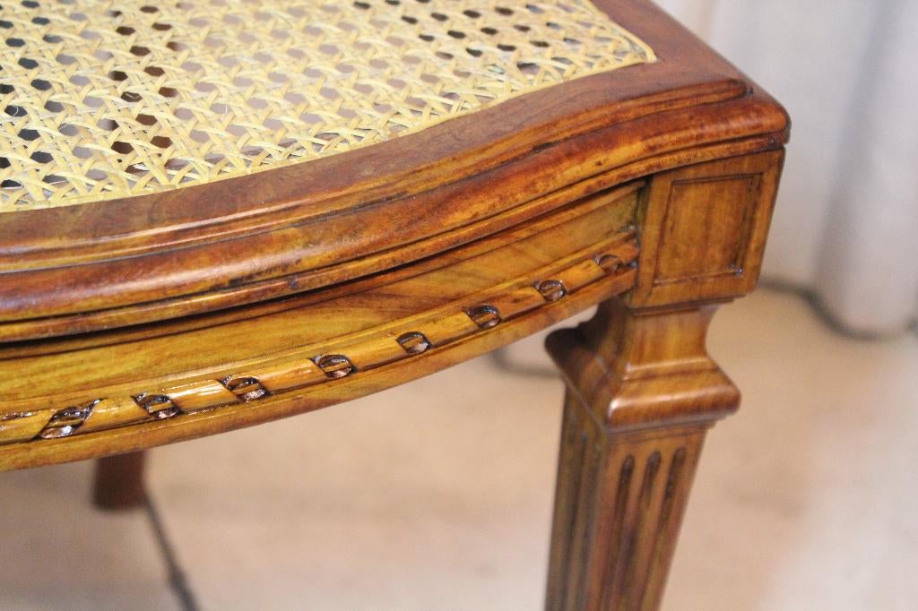 Twee klassieke stoelen, Ophalen