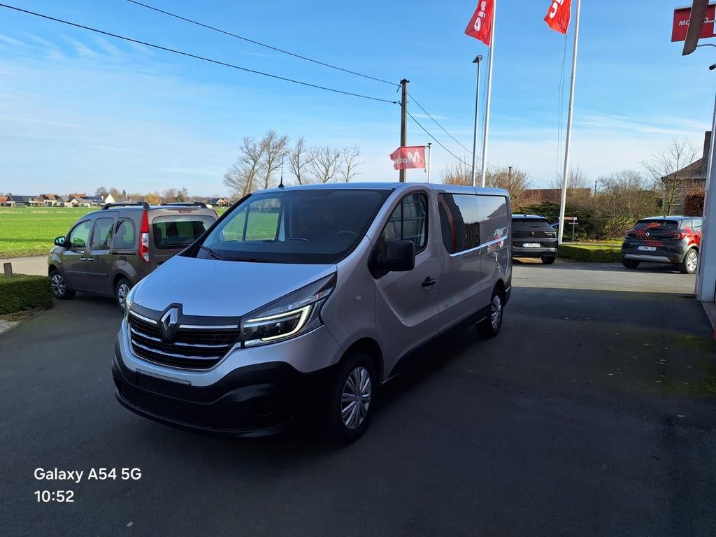Renault Trafic dubbele cabine 6 plaatsen, Auto's, Voorwielaandrijving, Stof, 4 cilinders, Renault
