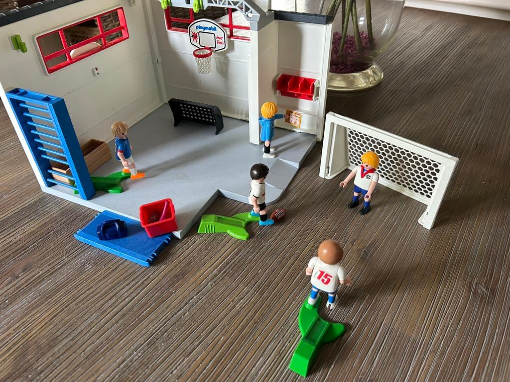 Salle de sport avec entraîneur et 4 joueurs de football, Enlèvement ou Envoi, Utilisé