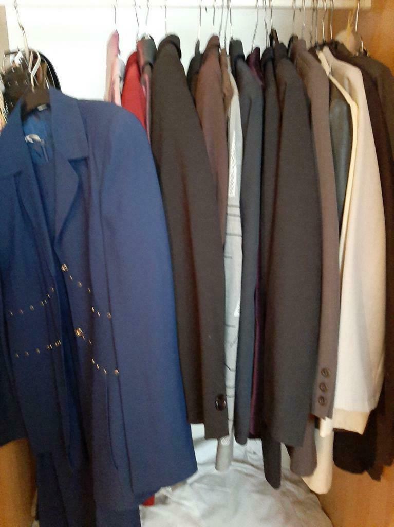 19 tailleurs veste pour femme 200 €, Enlèvement, Comme neuf