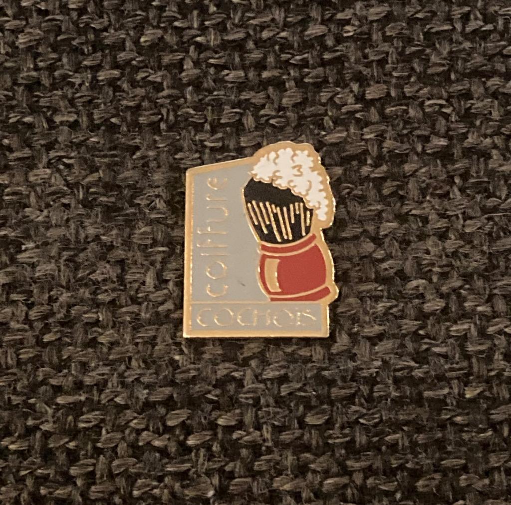 PIN - COIFFURE COCHOIS - COIFFEUR - KAPPER, Envoi, Utilisé, Autres sujets/thèmes, Insigne ou Pin's