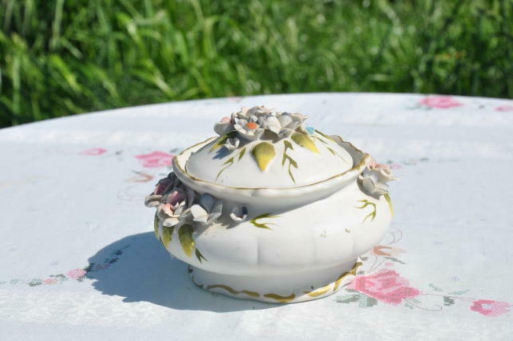 §  boite a bijoux en biscuit decor fleurs relief, Ophalen of Verzenden