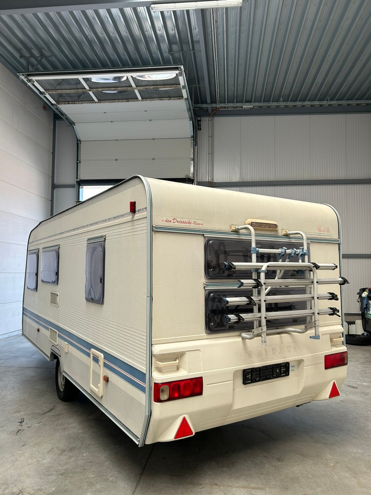 Lits superposés Caravan Adria, Coin salon convertible, Poêle, Jusqu'à 6, 5 à 6 mètres
