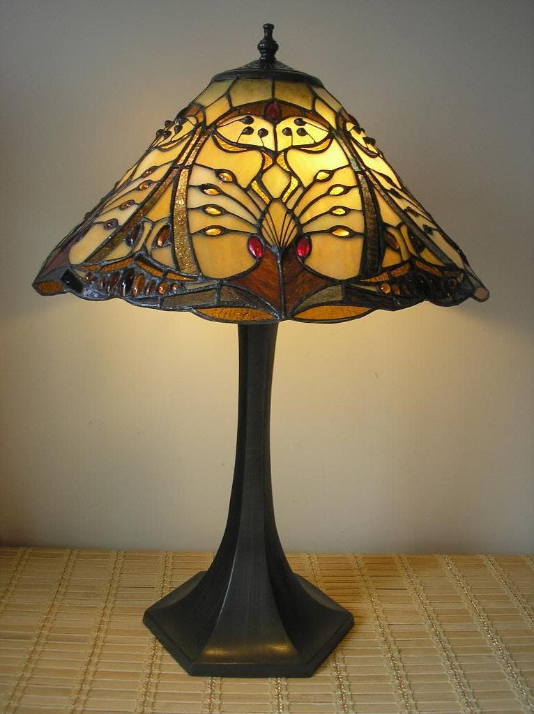 Sfeervolle Tiffany tafellamp met mooi bewerkte kap, Antiek en Kunst, Ophalen