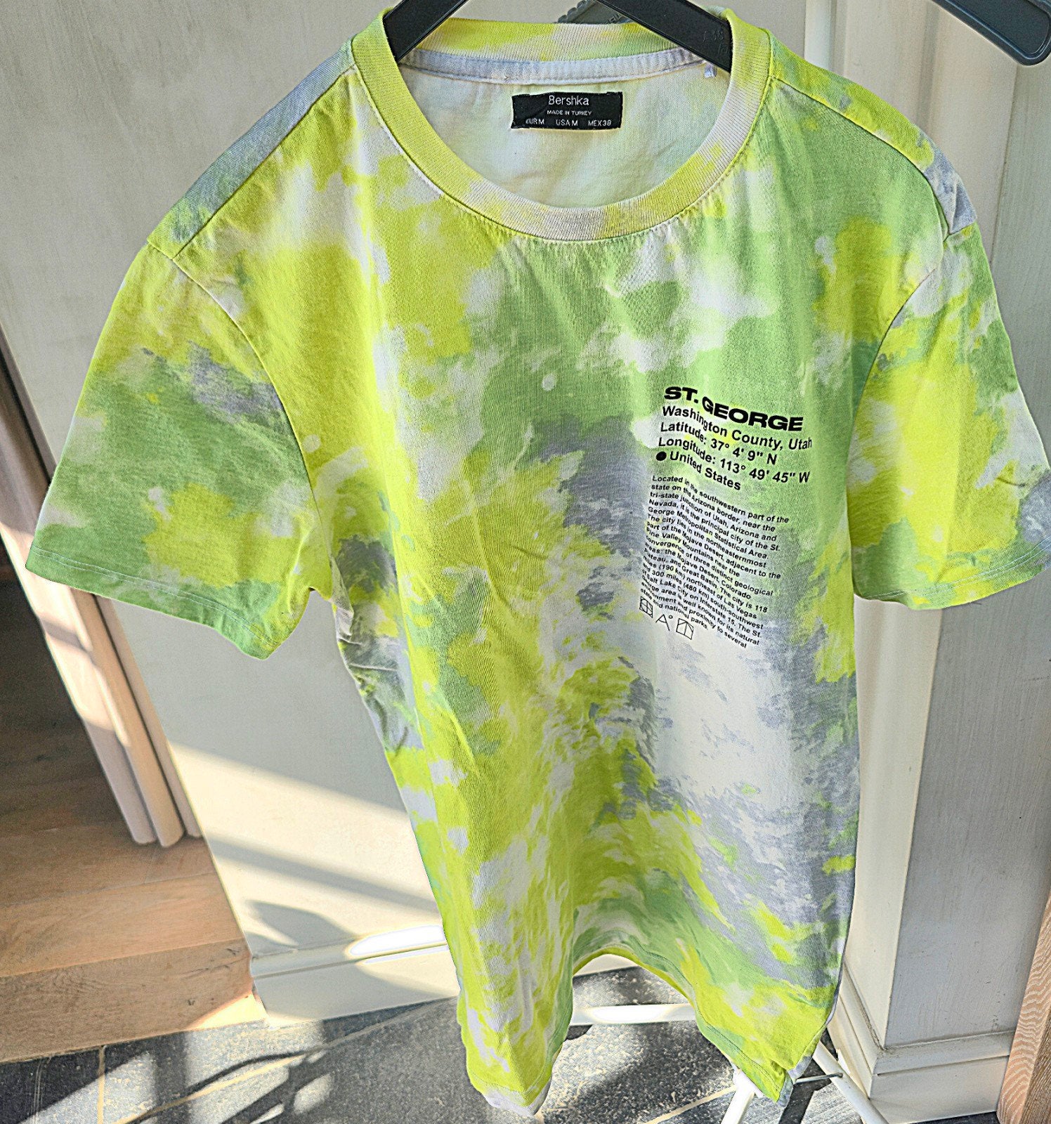 Opvallend geel en groen Tshirt van bershka, Kleding | Heren, T-shirts, Maat 48/50 (M), Geel, Ophalen of Verzenden, Zo goed als nieuw