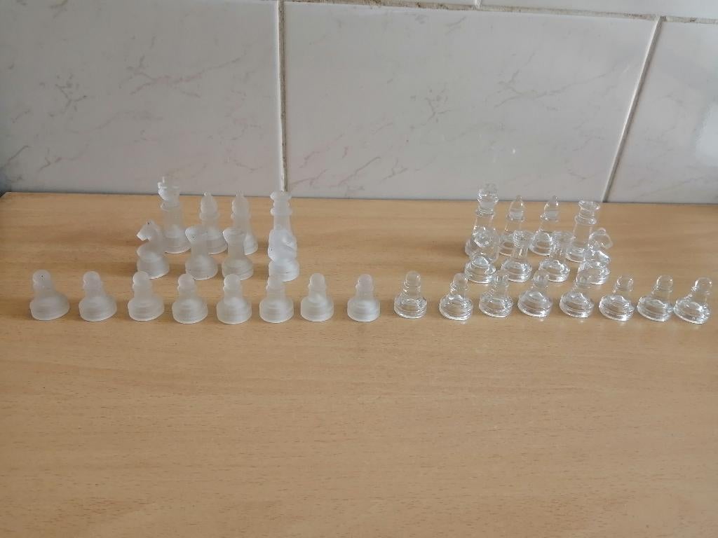32 pièces d'échecs en verre, Enlèvement ou Envoi