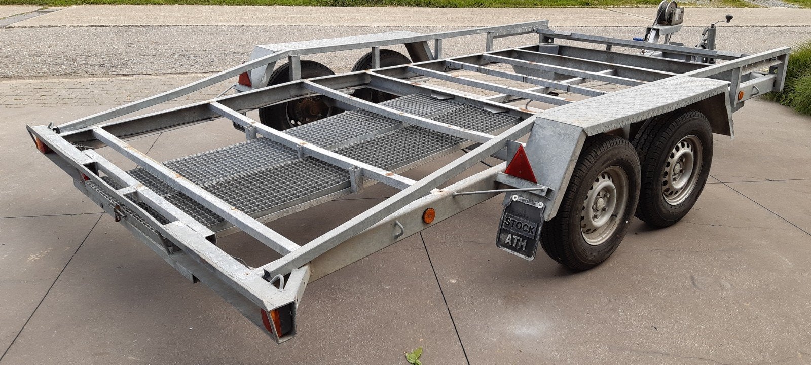 Platte autoaanhanger van 2700 kg, Ophalen