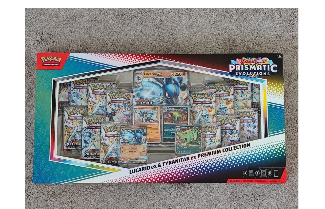 Prismatic evolutions lucario & tyranitar premium collection, Hobby en Vrije tijd, Verzamelkaartspellen | Pokémon, Ophalen, Nieuw