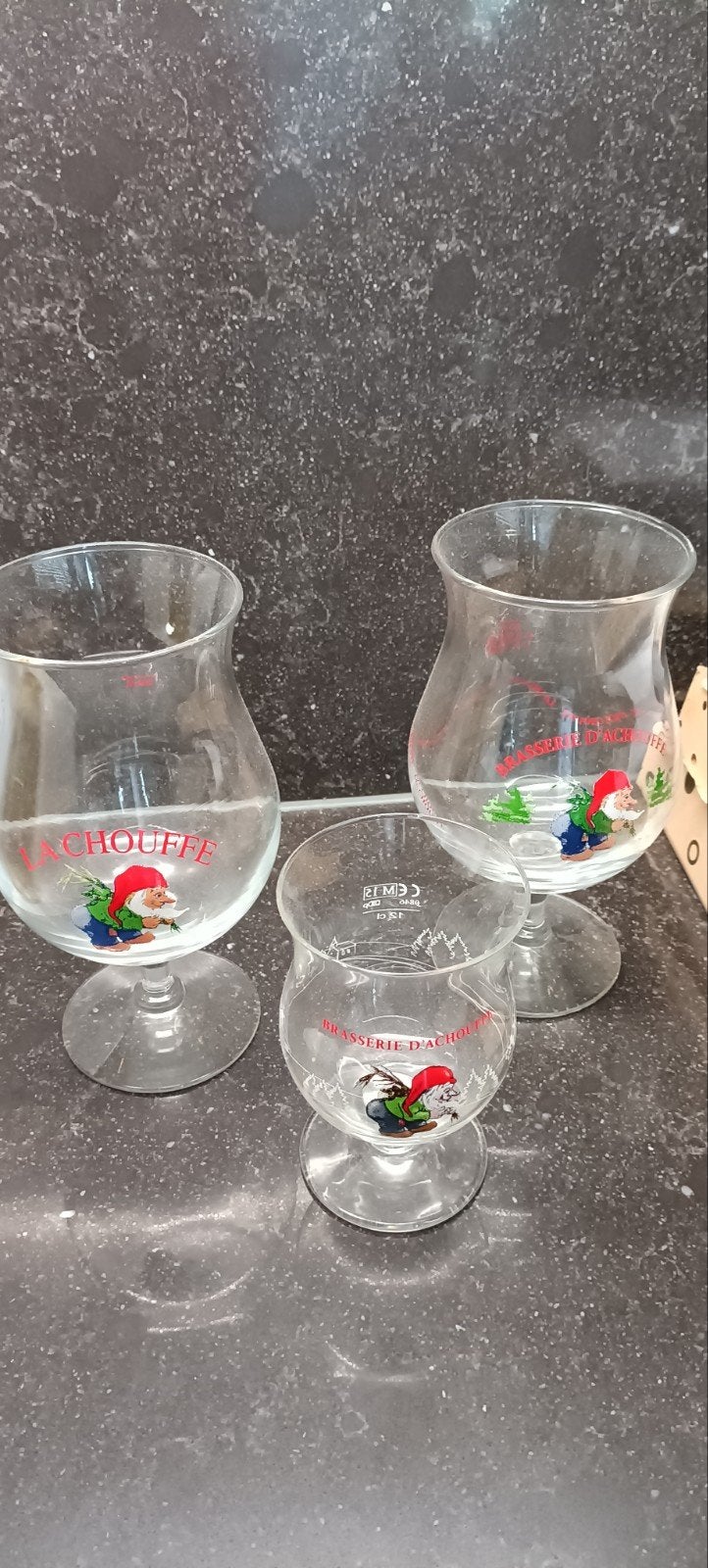 2 oude Bierglazen br. LA CHOUFFE en 1 klen gratis, Enlèvement ou Envoi