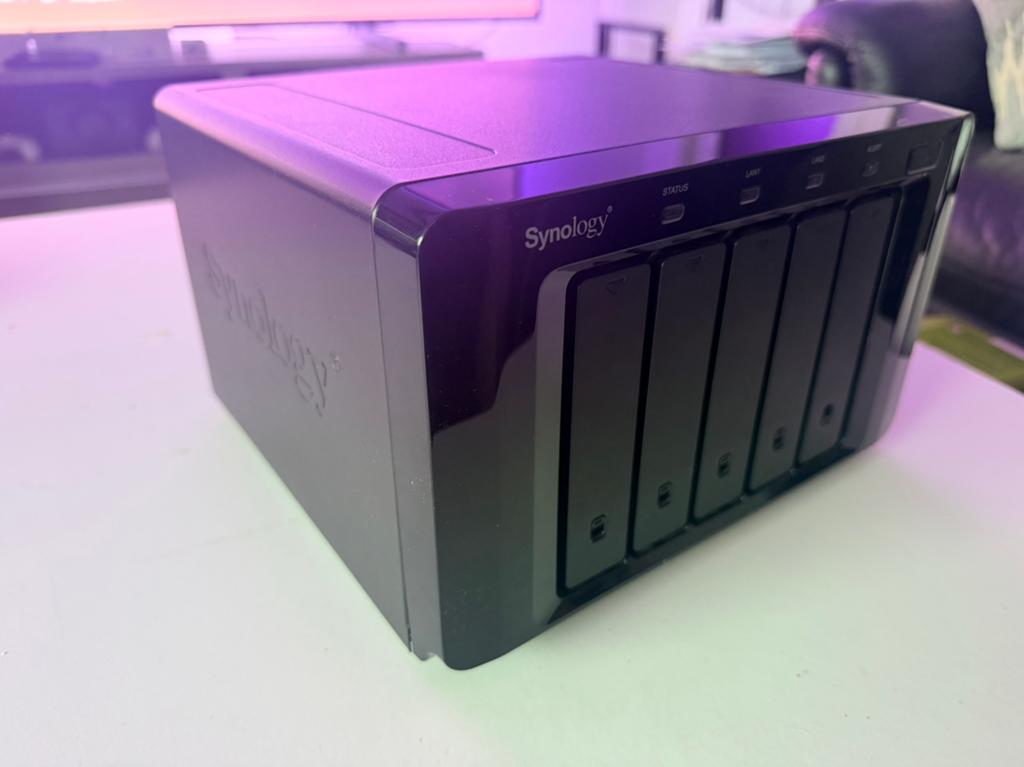 Synology DS1511+ NAS DiskStation met kabels, Enlèvement, Utilisé