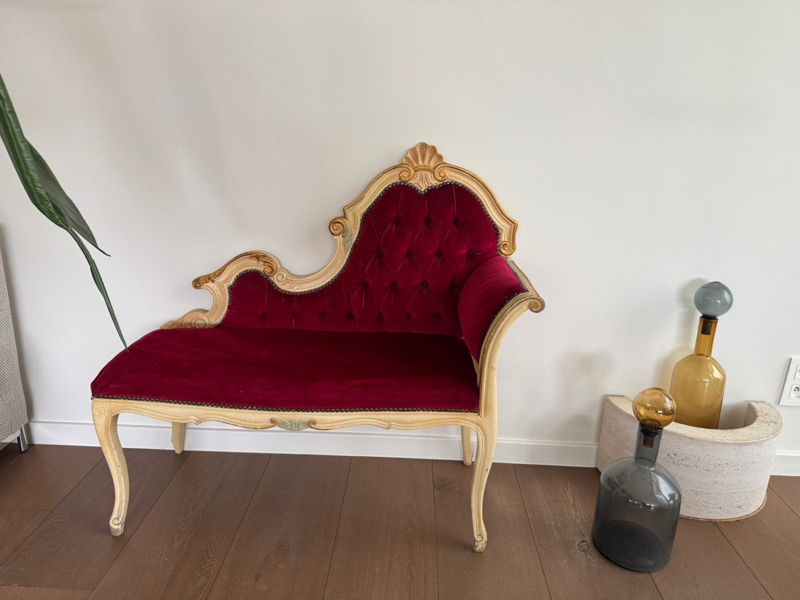Louis XVI Red Velvet Hall Sofa 1950s France, Ophalen