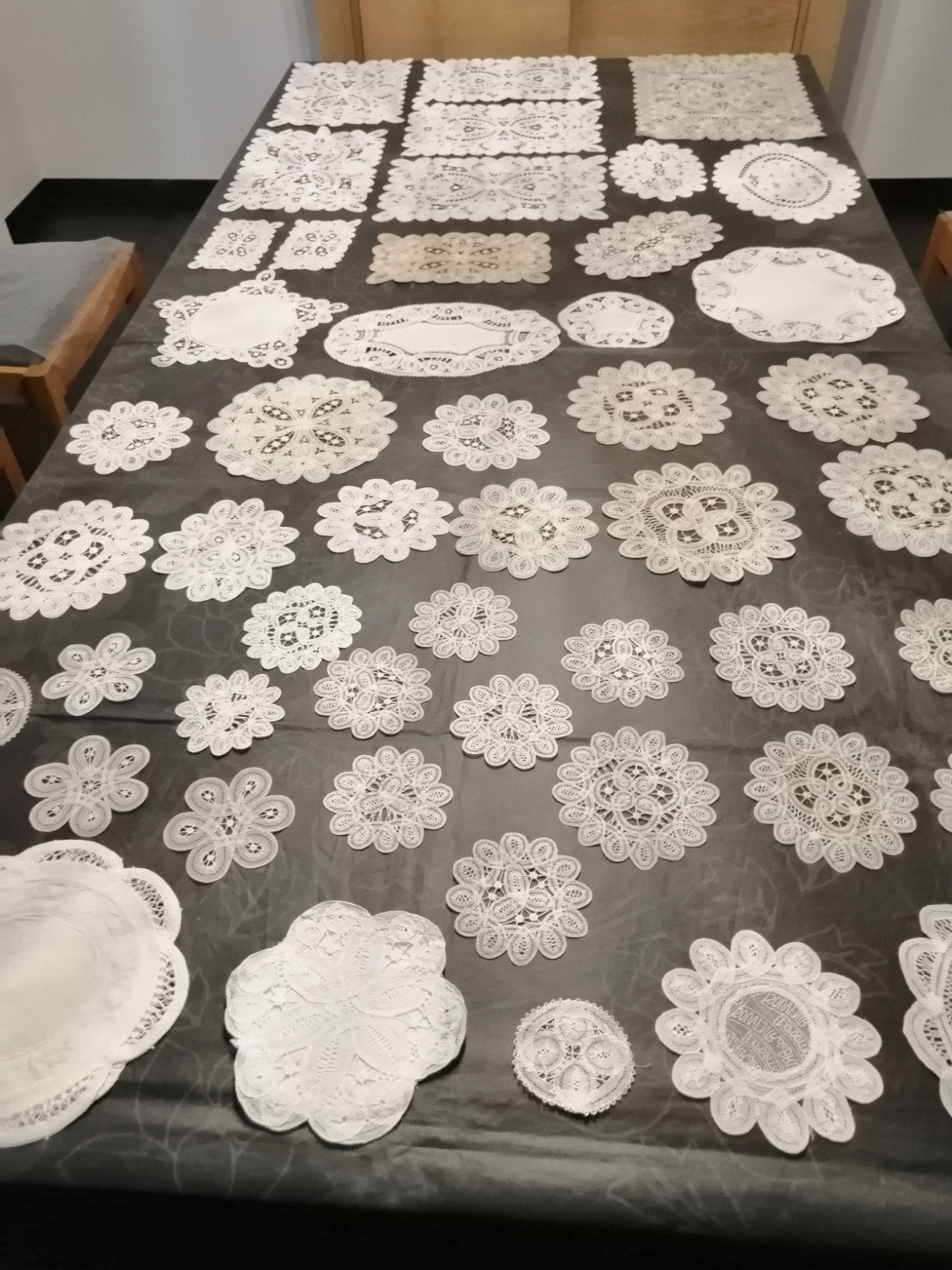 50 stuks lintjeskantwerk en haakwerk, Antiek en Kunst, Ophalen, Handwerk
