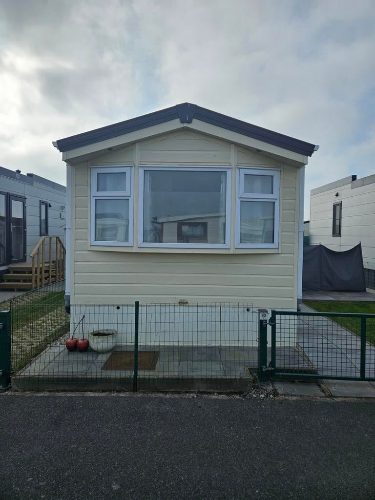 Mooie, goed onderhouden sta caravan te koop in Middelkerke