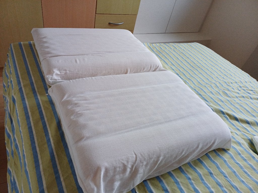 2 dezelfde hoofdkussens, Beige, Tweepersoons, Ophalen of Verzenden, Zo goed als nieuw