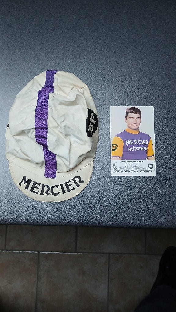 gesigneerde foto Raymond Poulidor+origineel petje 1960-1969, Ophalen, Gebruikt, Foto