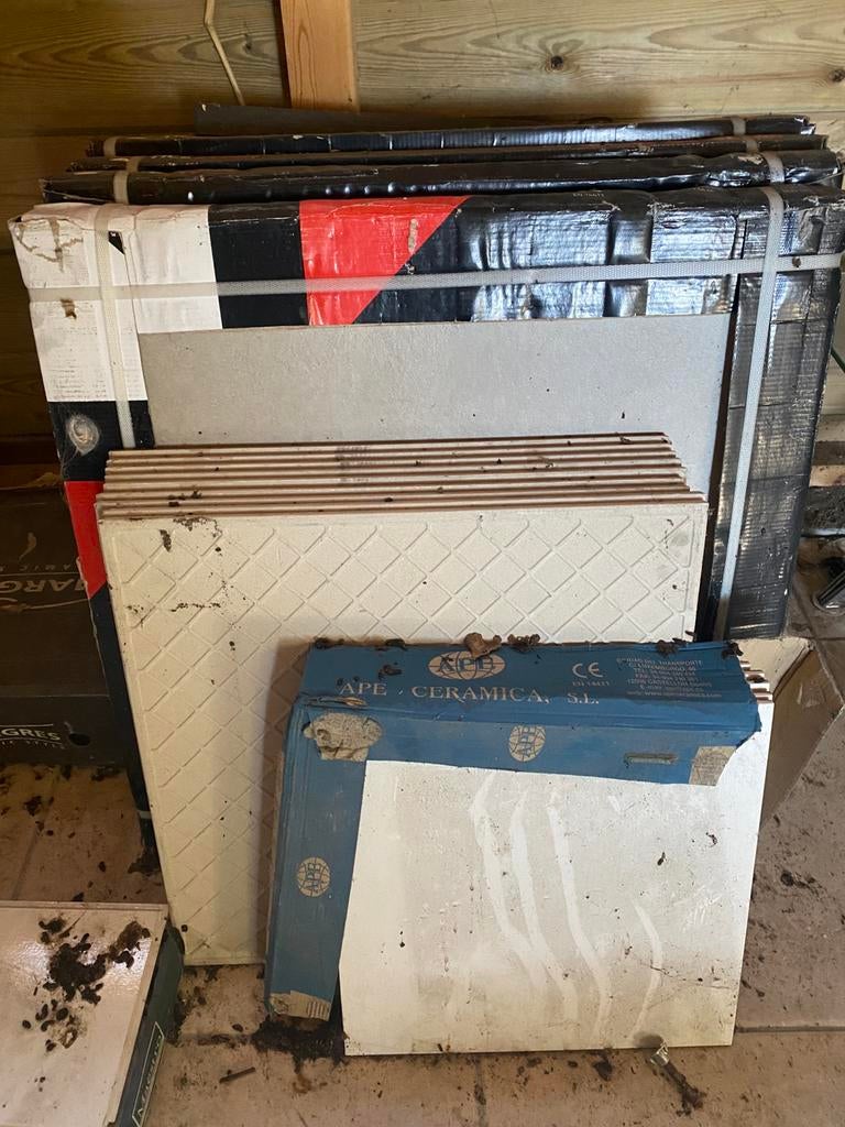 Nouvelles tuiles encore dans les boîtes, Enlèvement, Neuf