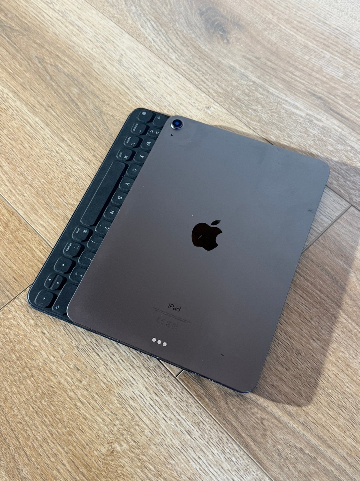 2020 iPad Air 10.9” 256GB Space Grey & Apple Keyboard Folio, Informatique & Logiciels, Gris, Apple iPad Air, 10 pouces, Comme neuf