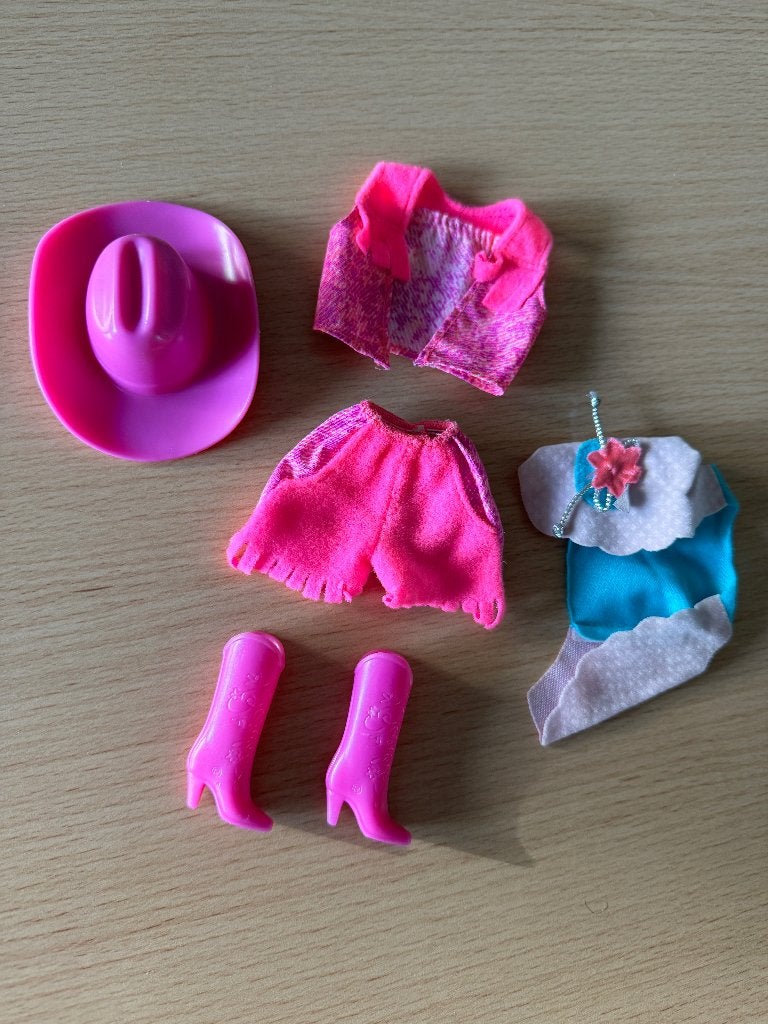 Barbie 1980-90 Western outfit ( vintage ), Verzamelen, Ophalen of Verzenden, Zo goed als nieuw, Kleertjes