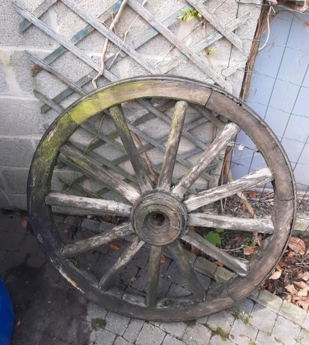 Ancienne roue de chariot, Enlèvement
