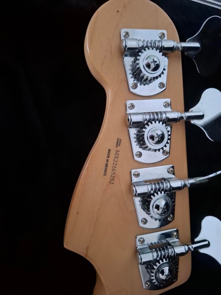 Précision Fender, Musique & Instruments, Enlèvement