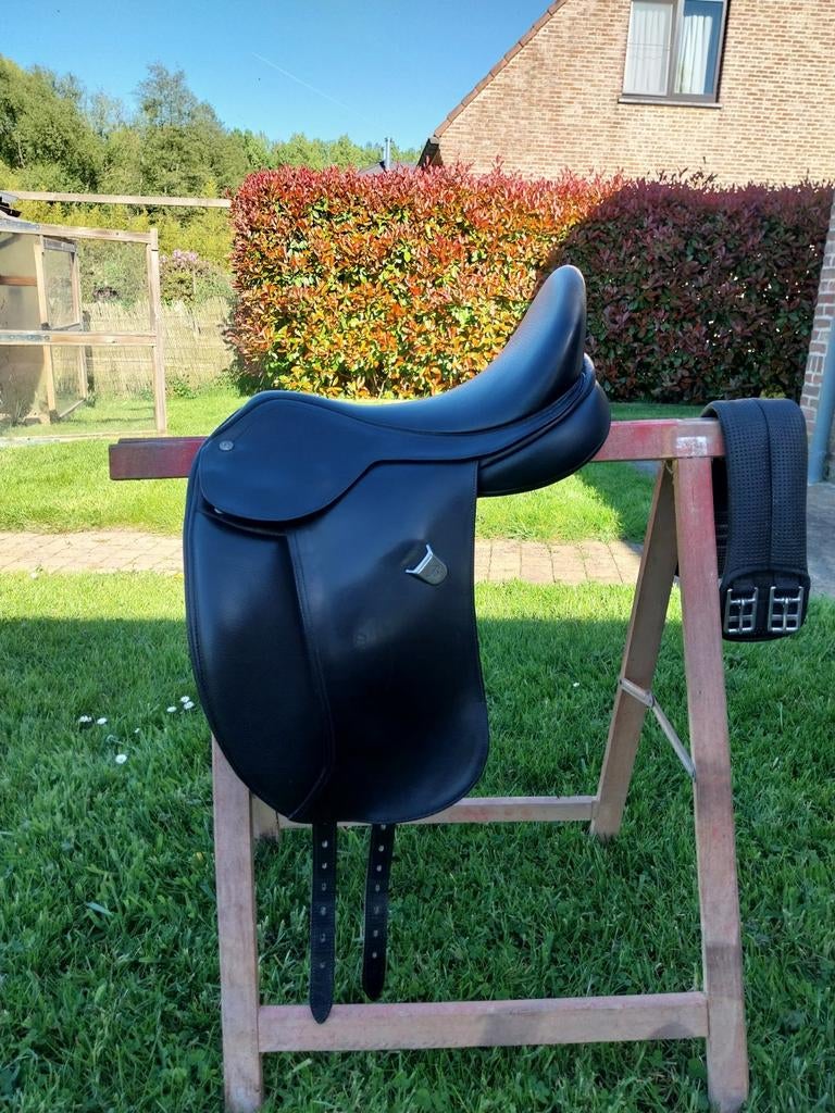 Dressuurzadel Bates, Animaux & Accessoires, Chevaux & Poneys | Selles, Comme neuf, Dressage, Enlèvement