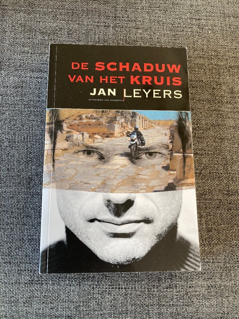 Boek : De schaduw van het kruis. Jan Leyers 2002, 359 blz, Livres, Récits de voyage, Enlèvement ou Envoi, Comme neuf, Jan Leyers
