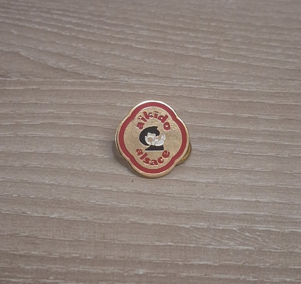 PIN - AÏKIDO ALSACE - VECHTSPORT, Verzamelen, Speldjes, Pins en Buttons, Verzenden, Gebruikt, Sport, Speldje of Pin