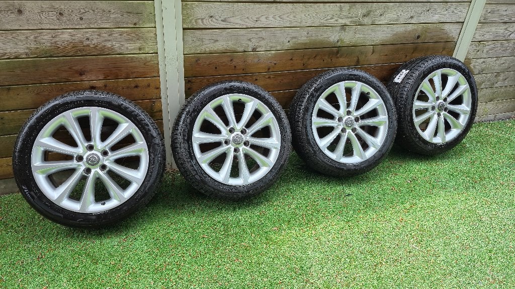 opel astra J sport velgen+ banden 18inch OEM 235/45R18, Autos : Pièces & Accessoires, Pneus & Jantes, Véhicule de tourisme, Pneus été