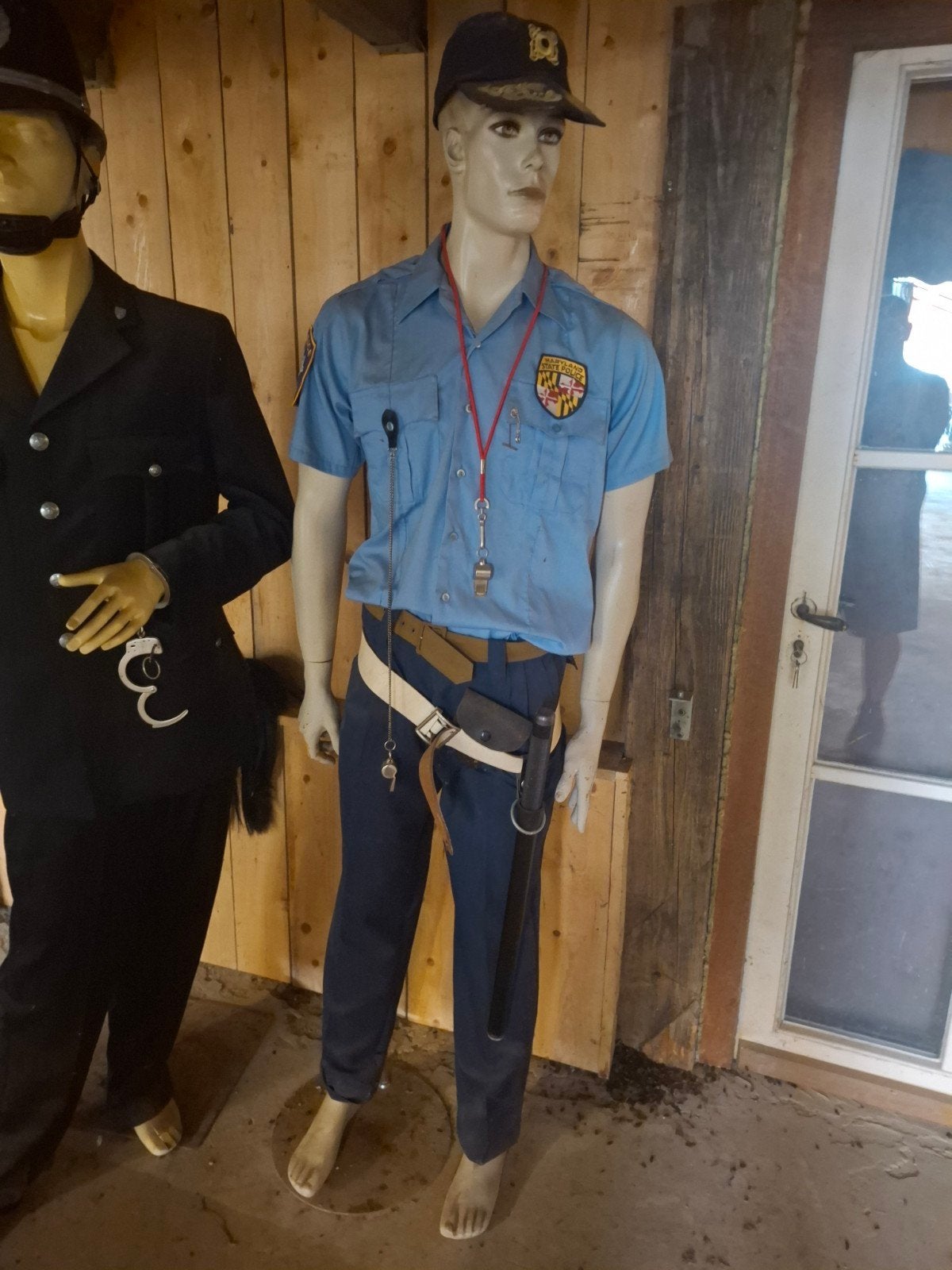 Amerikaanse politie pak met wapenstok, Ophalen