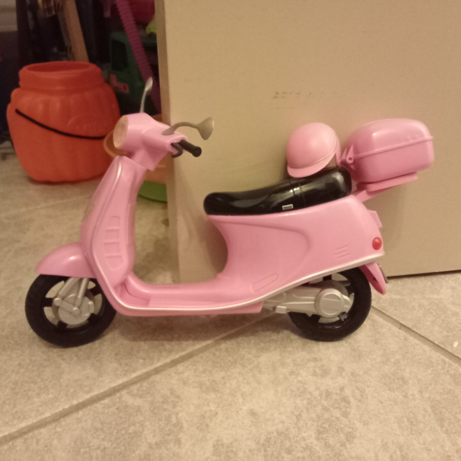 Barbie-scooter, Ophalen, Barbie