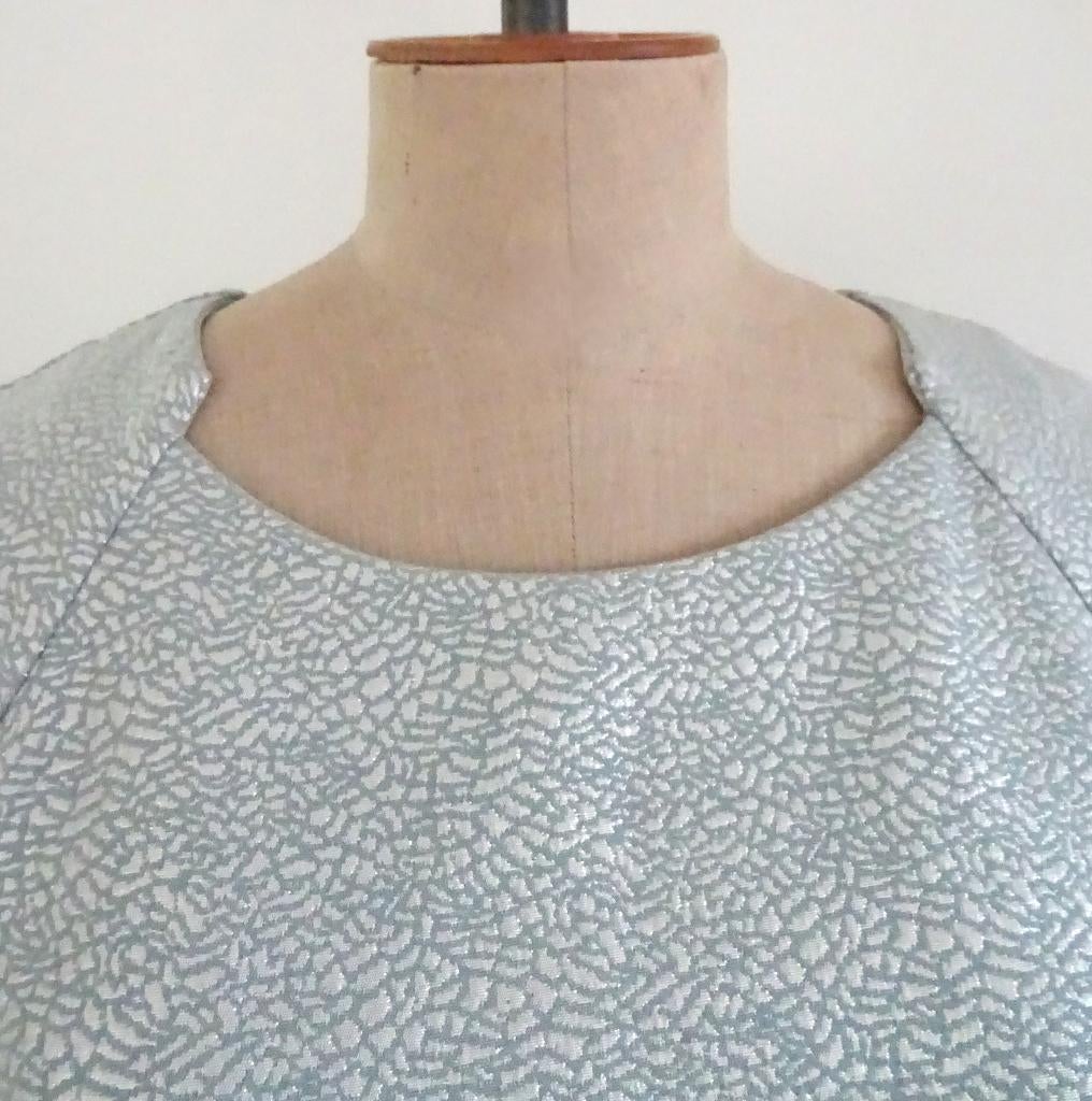 Comme neuve: robe GPS, superbe tissu. Taille 48B, Enlèvement ou Envoi, Autres couleurs, Comme neuf, GPS