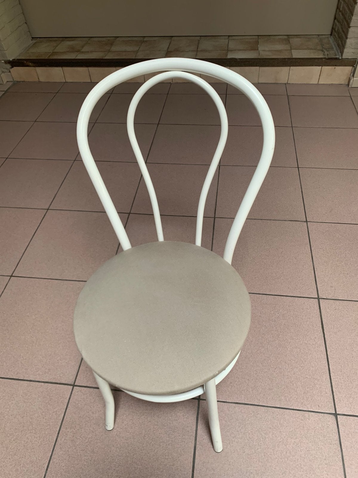 150 chaises blanches décentes, Articles professionnels, Enlèvement, Utilisé