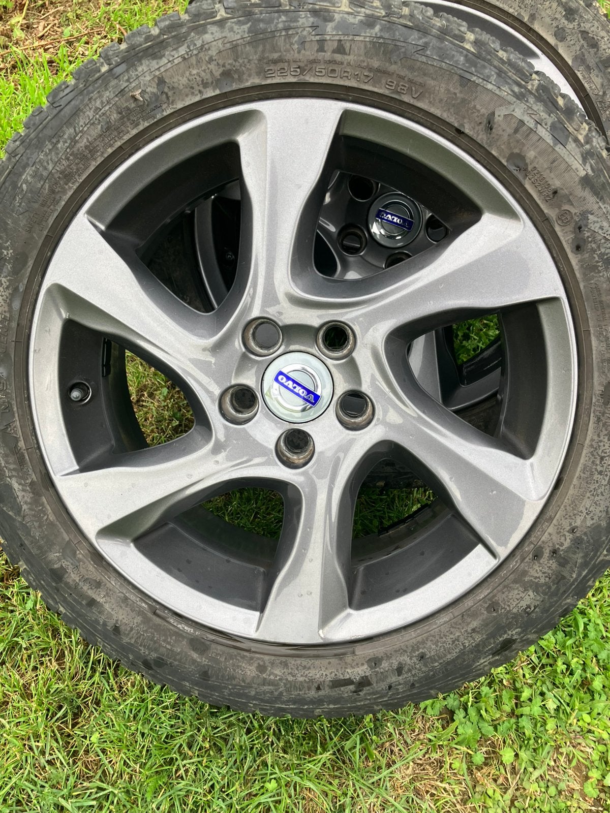 Prijsverlaging! Volvo winterbanden op velg 225/50 R17 98V, Auto-onderdelen, Ophalen, Gebruikt, Velg(en), 17 inch