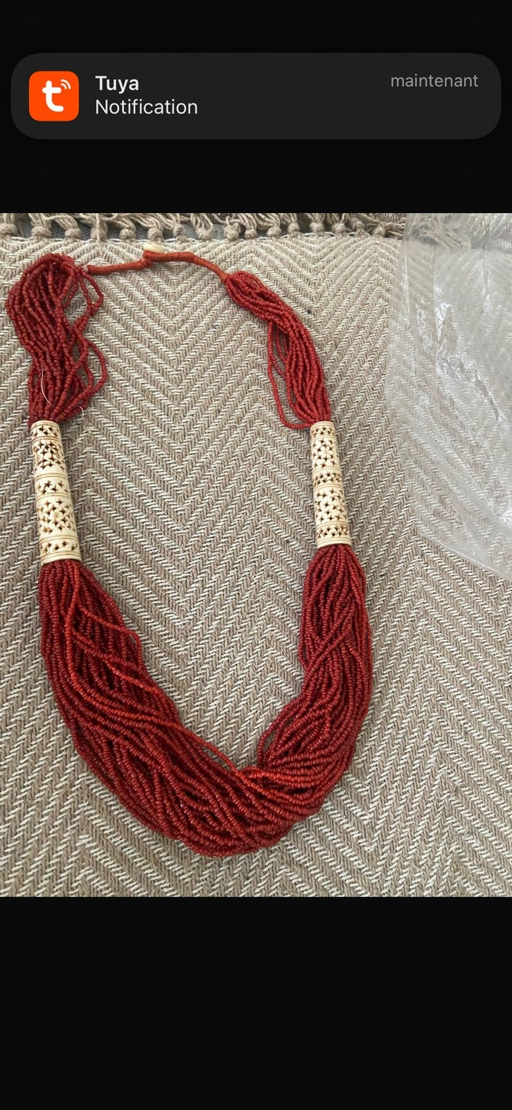 Collier en corail rouge et os sculpté., Ophalen, Zo goed als nieuw, Rood, Met edelsteen