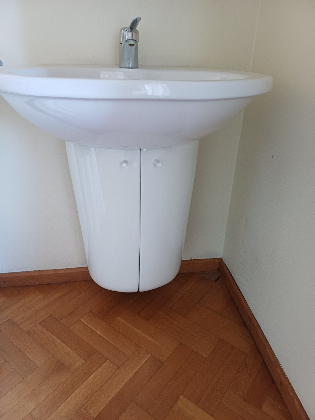 vintage wasbak met kraan en spiegel, Huis en Inrichting, Ophalen