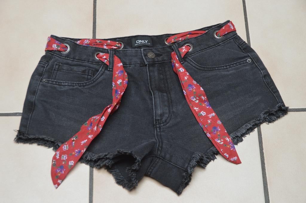 „ALLEEN” minishorts in vervaagde zwarte jeans T36 Zeer goede, Kleding | Dames, Spijkerbroeken en Jeans, Only, Zwart, Ophalen of Verzenden