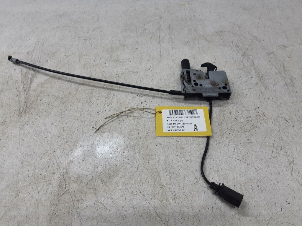 MOTORKAP SLOT Audi A3 Sportback (8YA) (8Y0823509A), Info@audi.de, Audi, Audi AG, Gebruikt