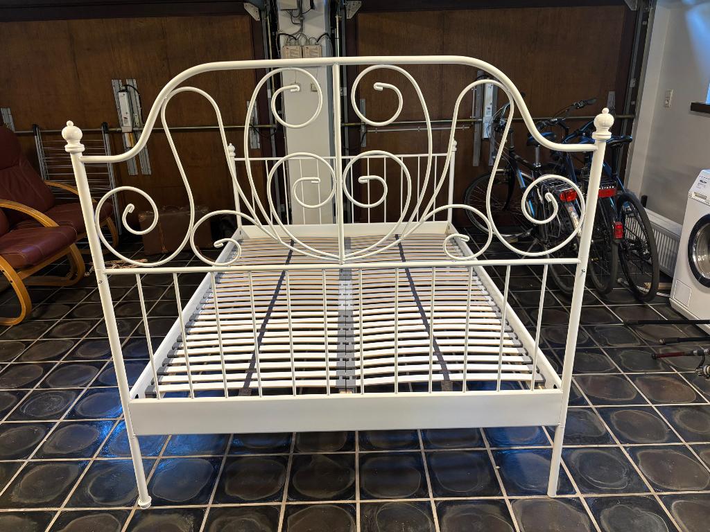 Bed in wit gelakt metaal 140 cm met lattenbodems, Ophalen, Wit, Tweepersoons, 140 cm