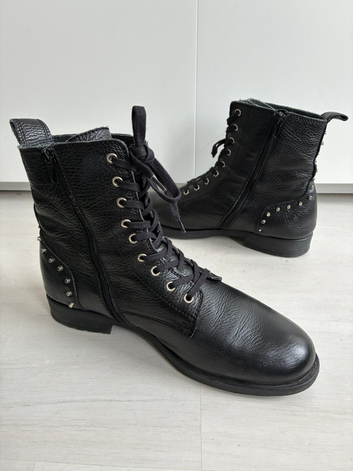 Bottes à lacets en cuir clouté Sacha, taille 42, Enlèvement ou Envoi, Boots et Botinnes, Porté, Noir