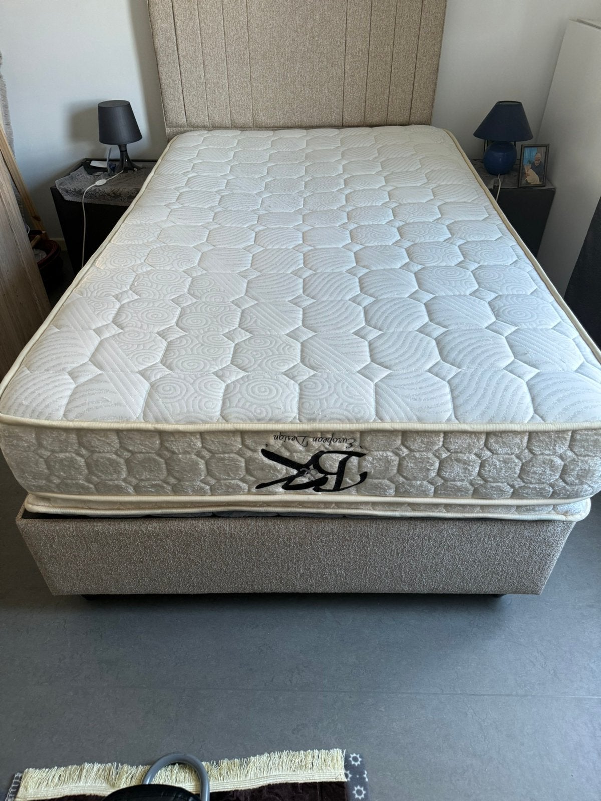 Un lit confortable avec son matelas, Enlèvement, Comme neuf