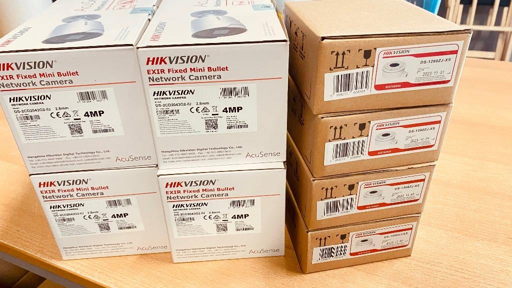 Nieuwe Hikvision IP bewakingset 4x camera + voet + recorder, Enlèvement, Neuf, Caméra extérieure