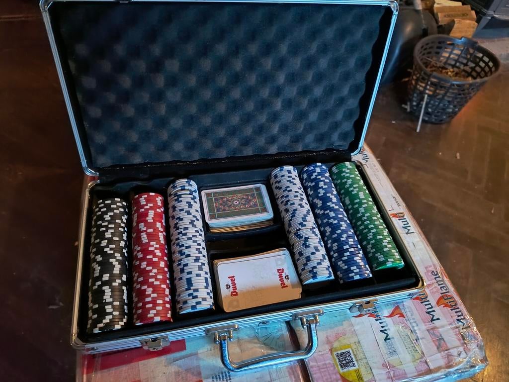 Poker set, Hobby en Vrije tijd, Gezelschapsspellen | Kaartspellen, Ophalen