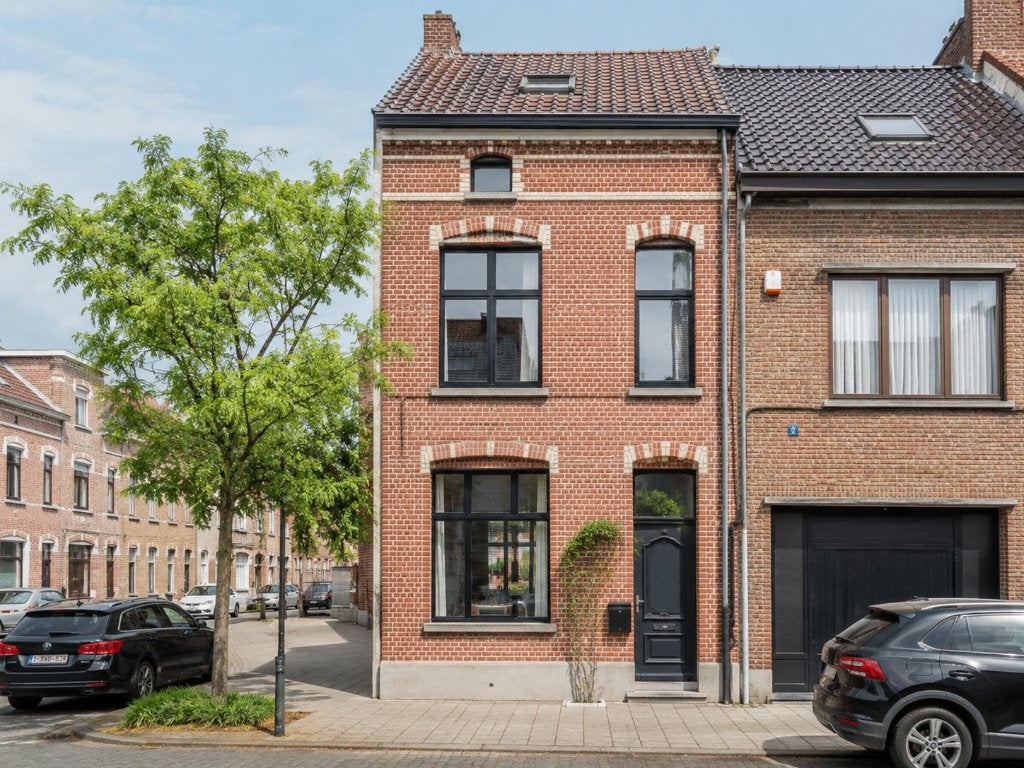 Maison de caractère rénovée – 3 chambres – Charleroi, Maison 2 façades, 145 m², 28710 kWh/an, Jusqu'à 200 m²