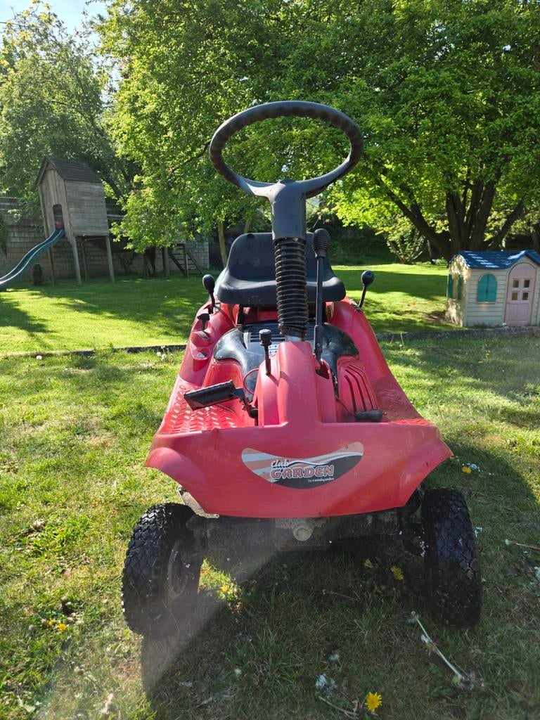 Tracteur de jardin avec moteur HS, à remplacer.