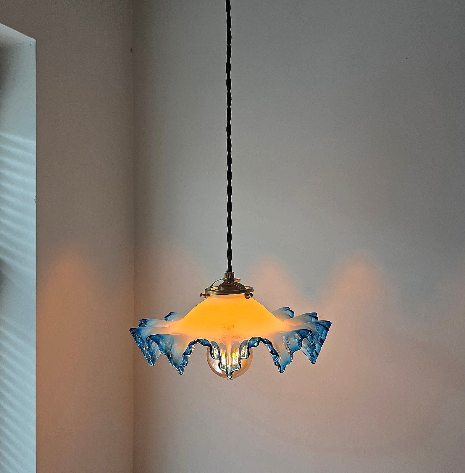 Lampe suspendue vintage en croûte à tarte en opaline., Enlèvement ou Envoi