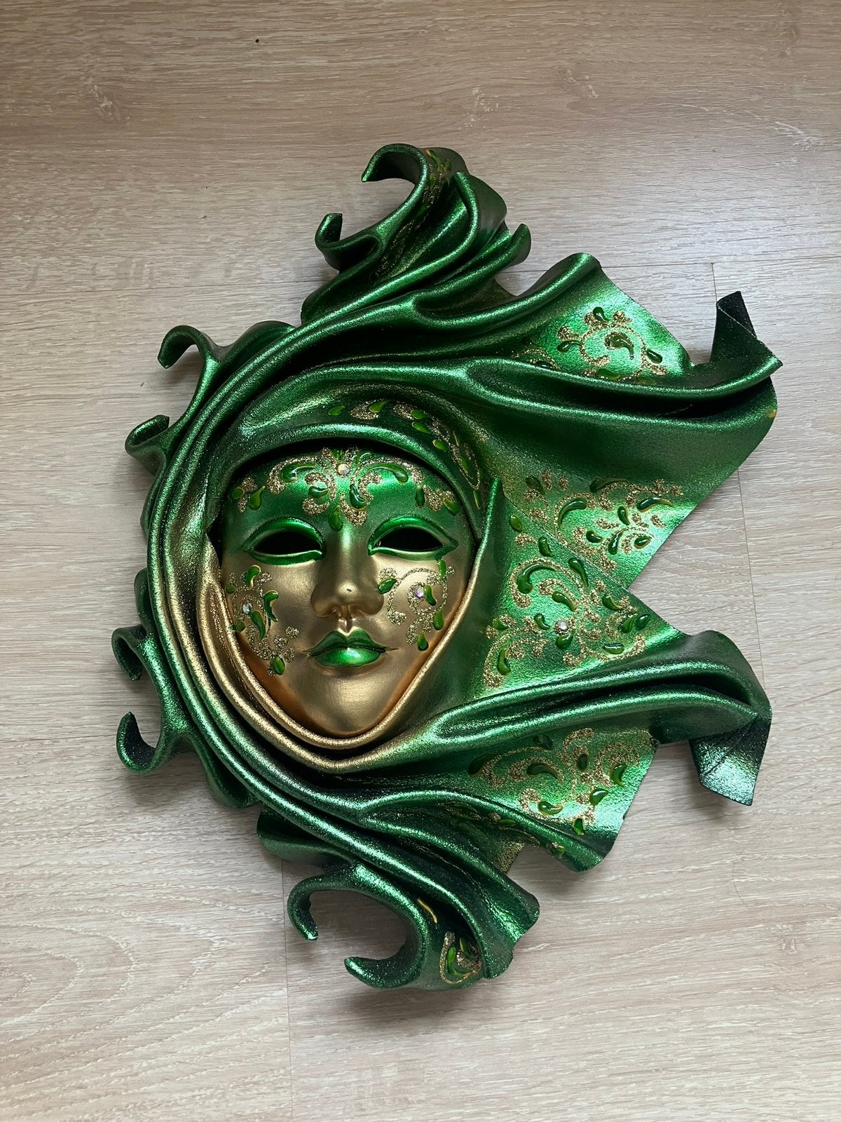 Venitiaans masker met certificaat, Ophalen