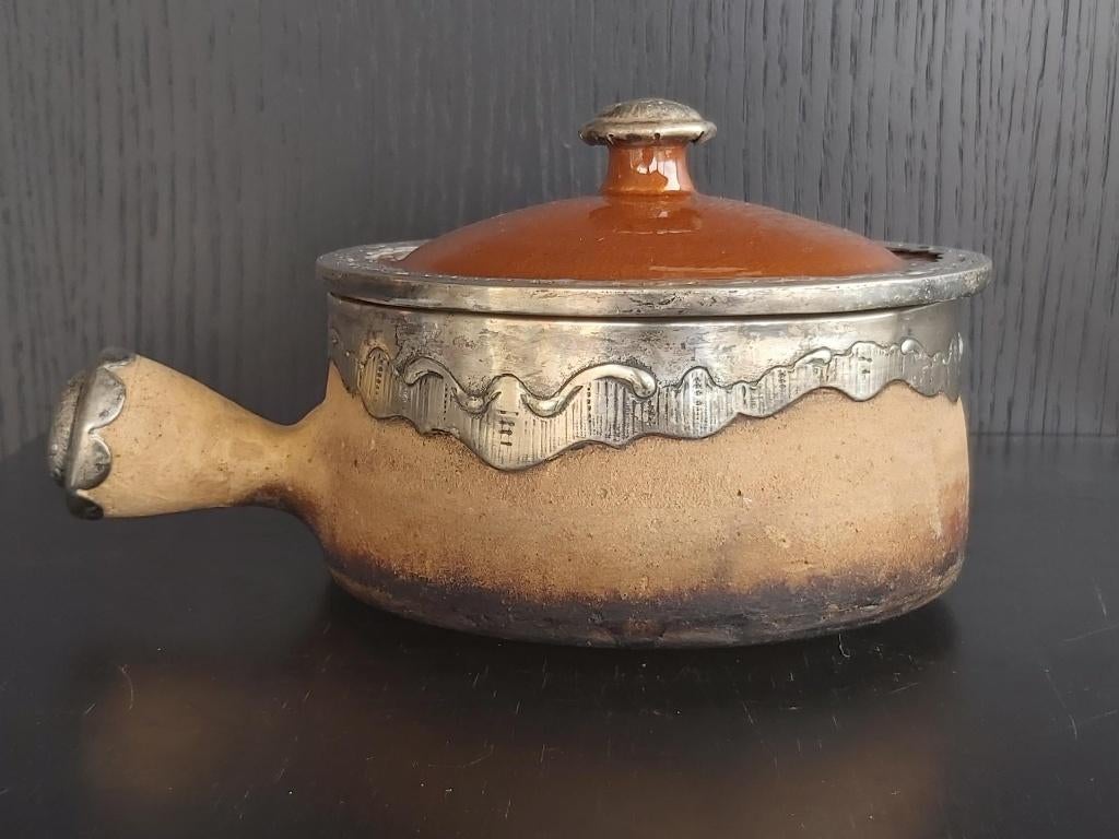 Mooie franse Vallauris kookpot / pot met rand decoratie, Antiek en Kunst, Ophalen of Verzenden